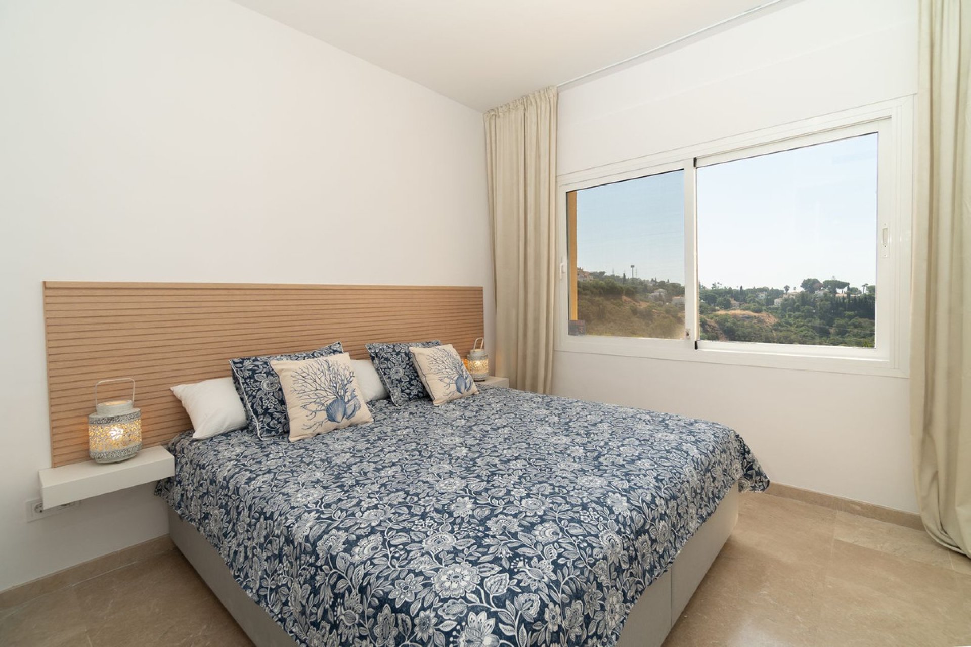 Resale - Apartment - Middle Floor Apartment - Marbella - Elviria