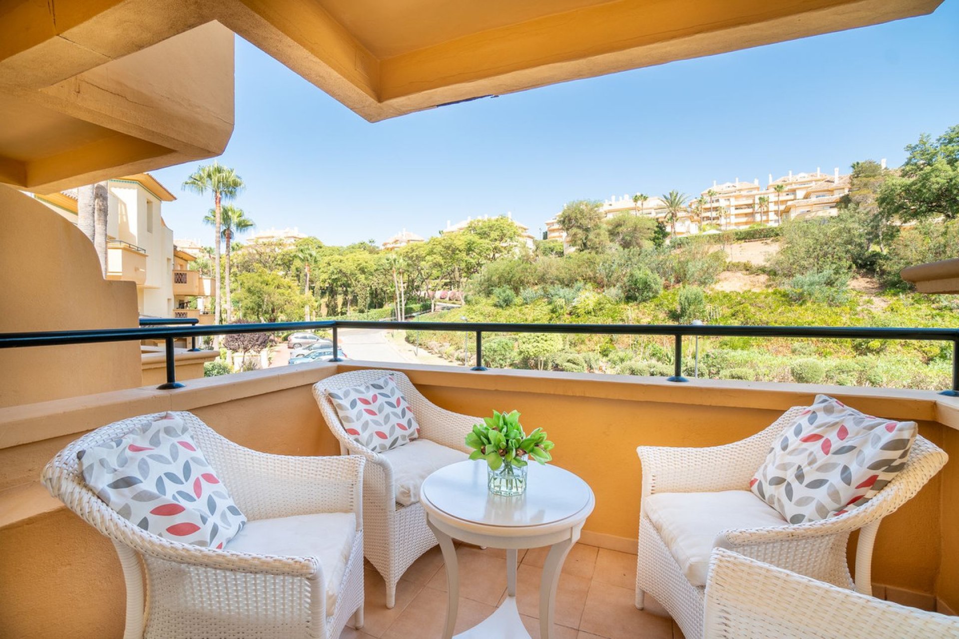 Resale - Apartment - Middle Floor Apartment - Marbella - Elviria