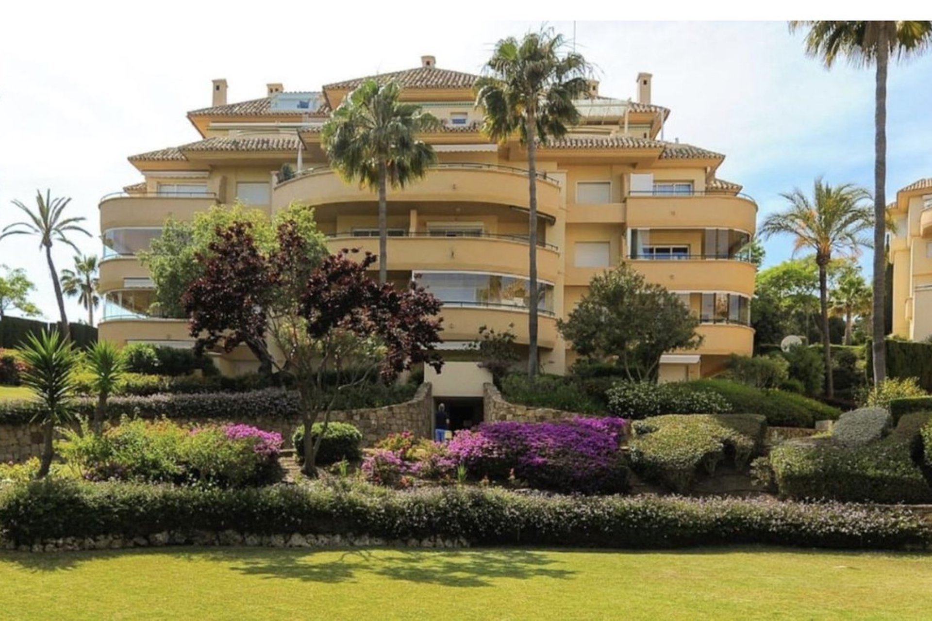 Resale - Apartment - Middle Floor Apartment - Marbella - Elviria