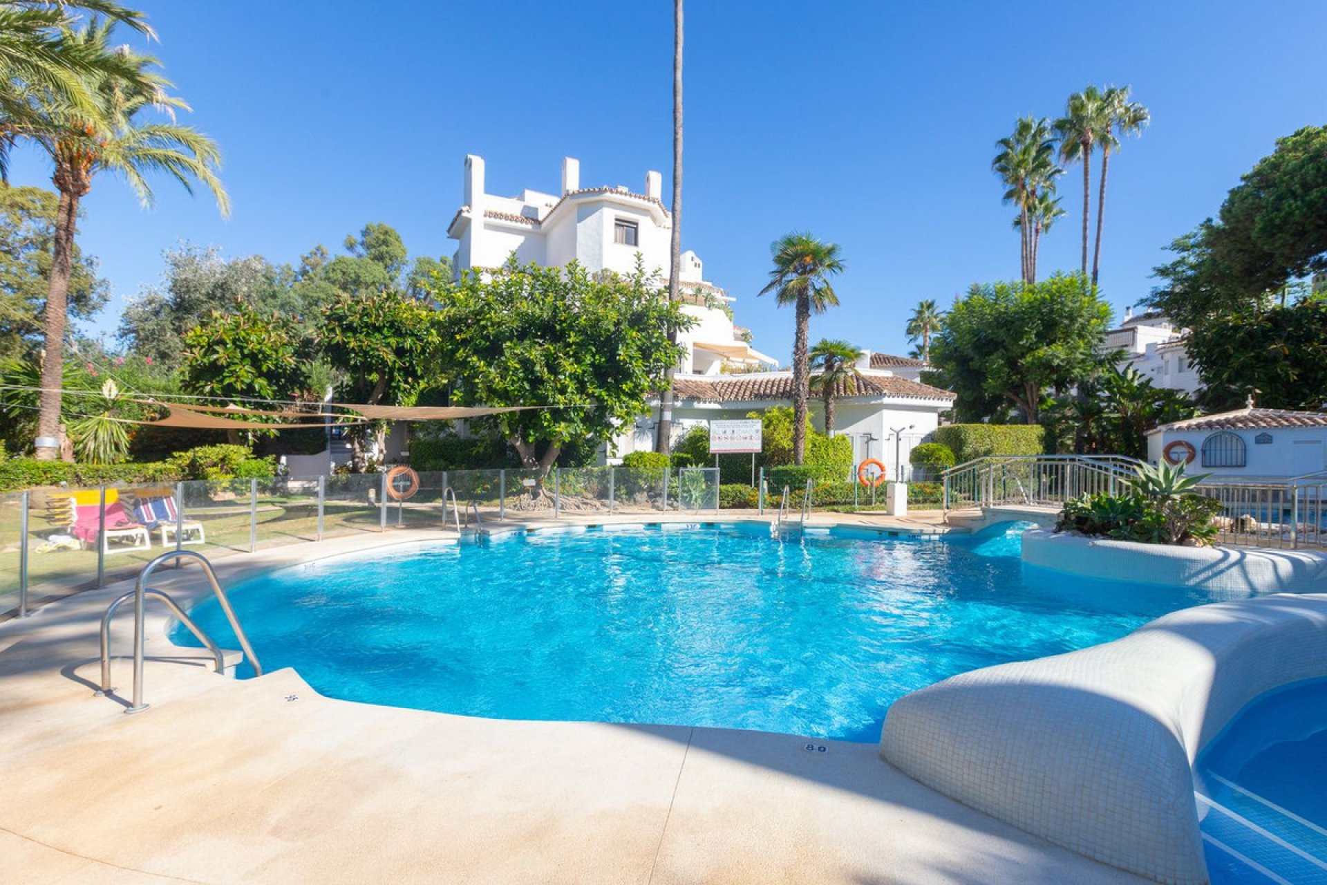 Resale - Apartment - Middle Floor Apartment - Marbella - Elviria