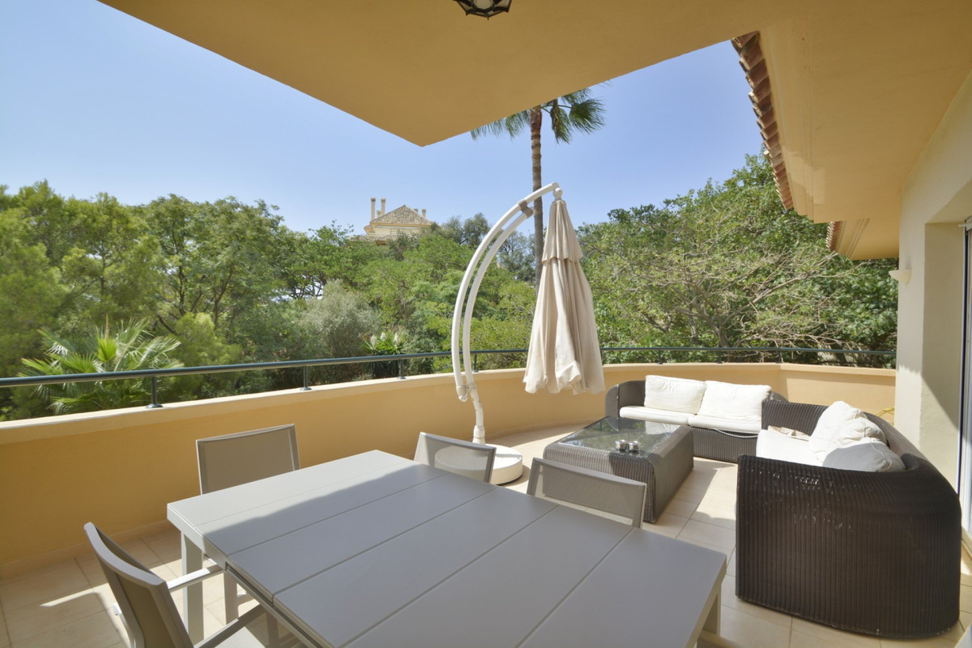 Resale - Apartment - Middle Floor Apartment - Marbella - Elviria