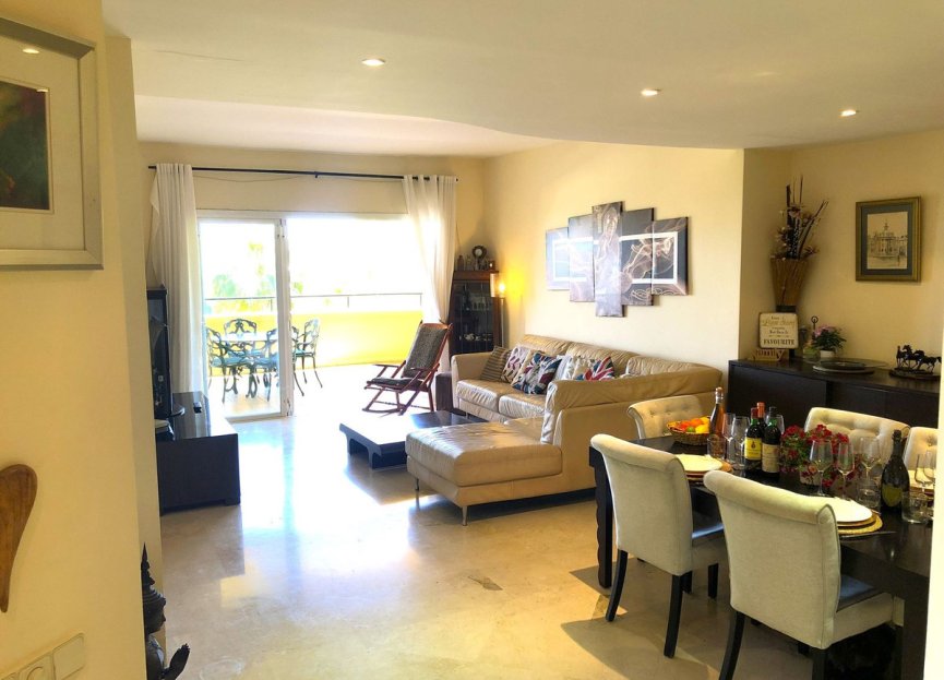 Resale - Apartment - Middle Floor Apartment - Marbella - Elviria