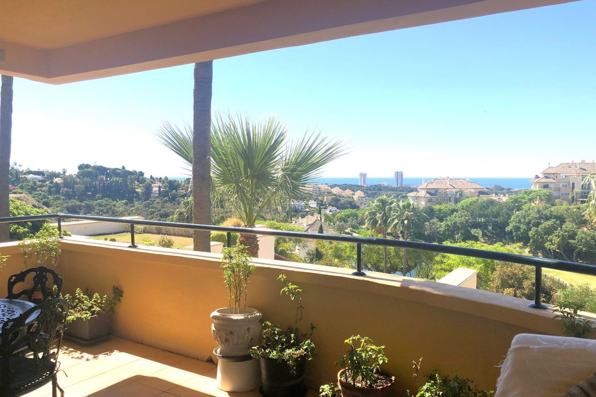 Resale - Apartment - Middle Floor Apartment - Marbella - Elviria