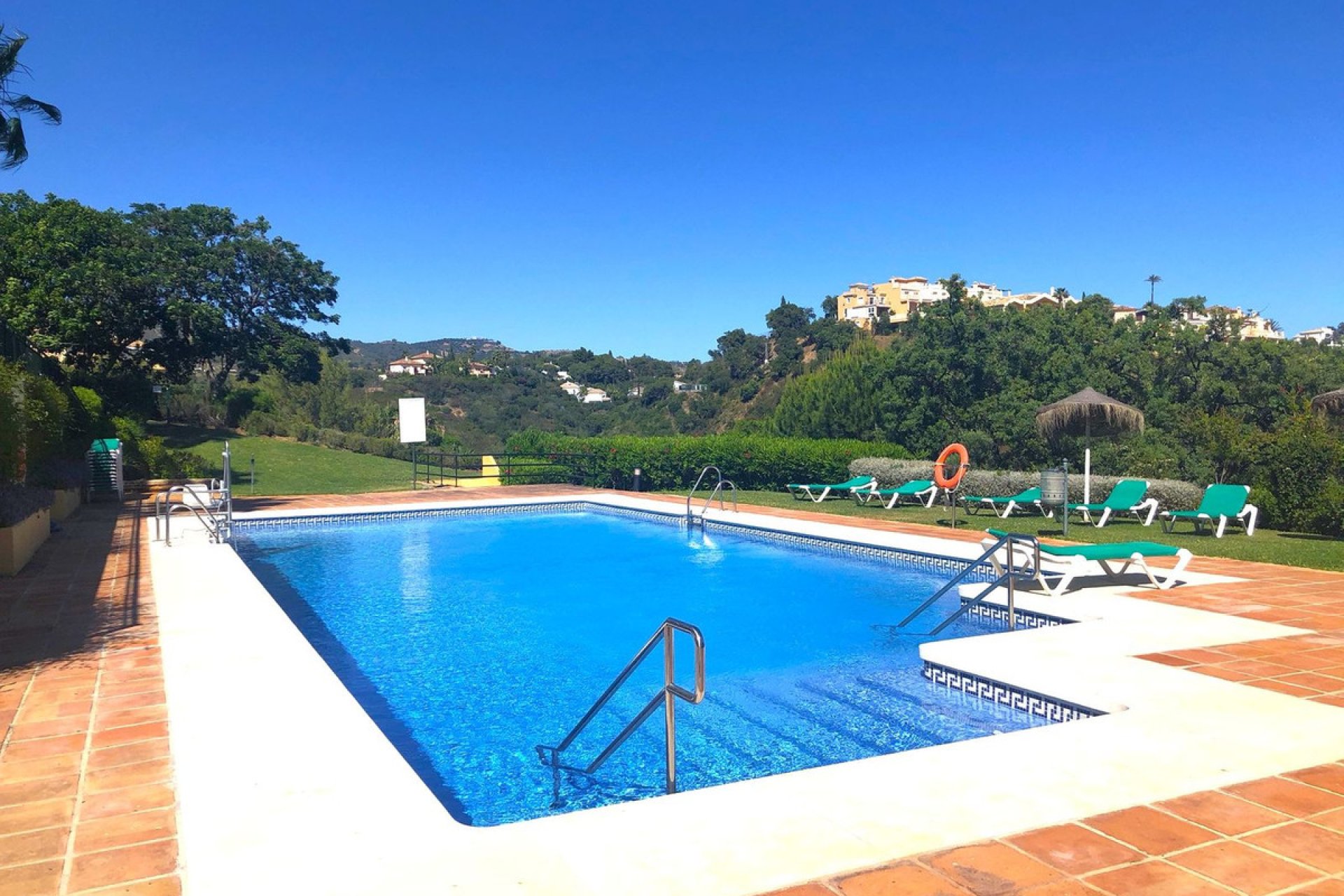 Resale - Apartment - Middle Floor Apartment - Marbella - Elviria