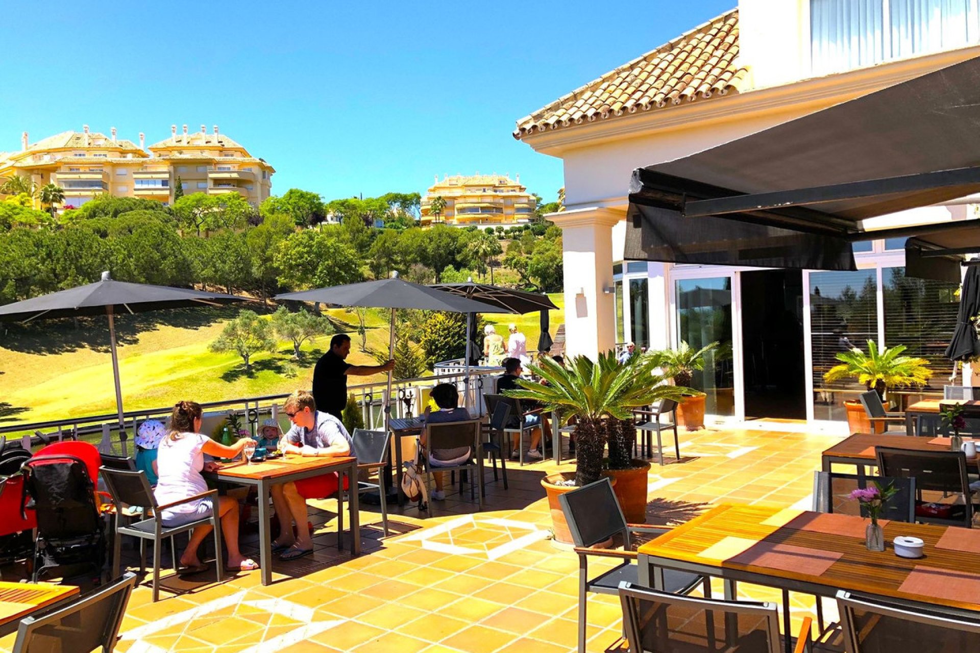 Resale - Apartment - Middle Floor Apartment - Marbella - Elviria