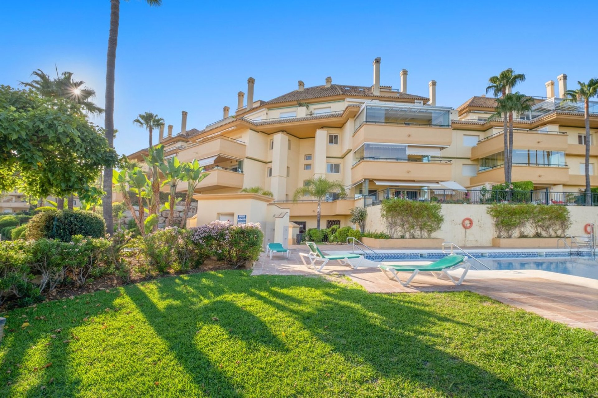 Resale - Apartment - Middle Floor Apartment - Marbella - Elviria