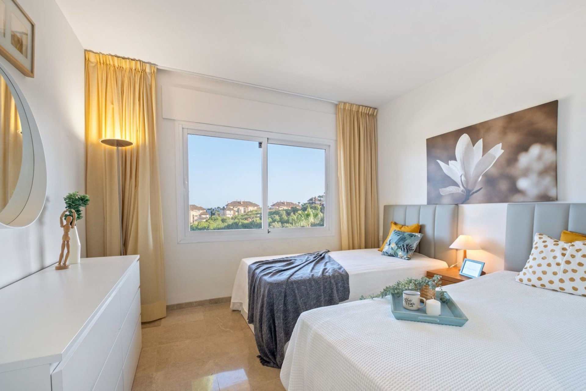 Resale - Apartment - Middle Floor Apartment - Marbella - Elviria