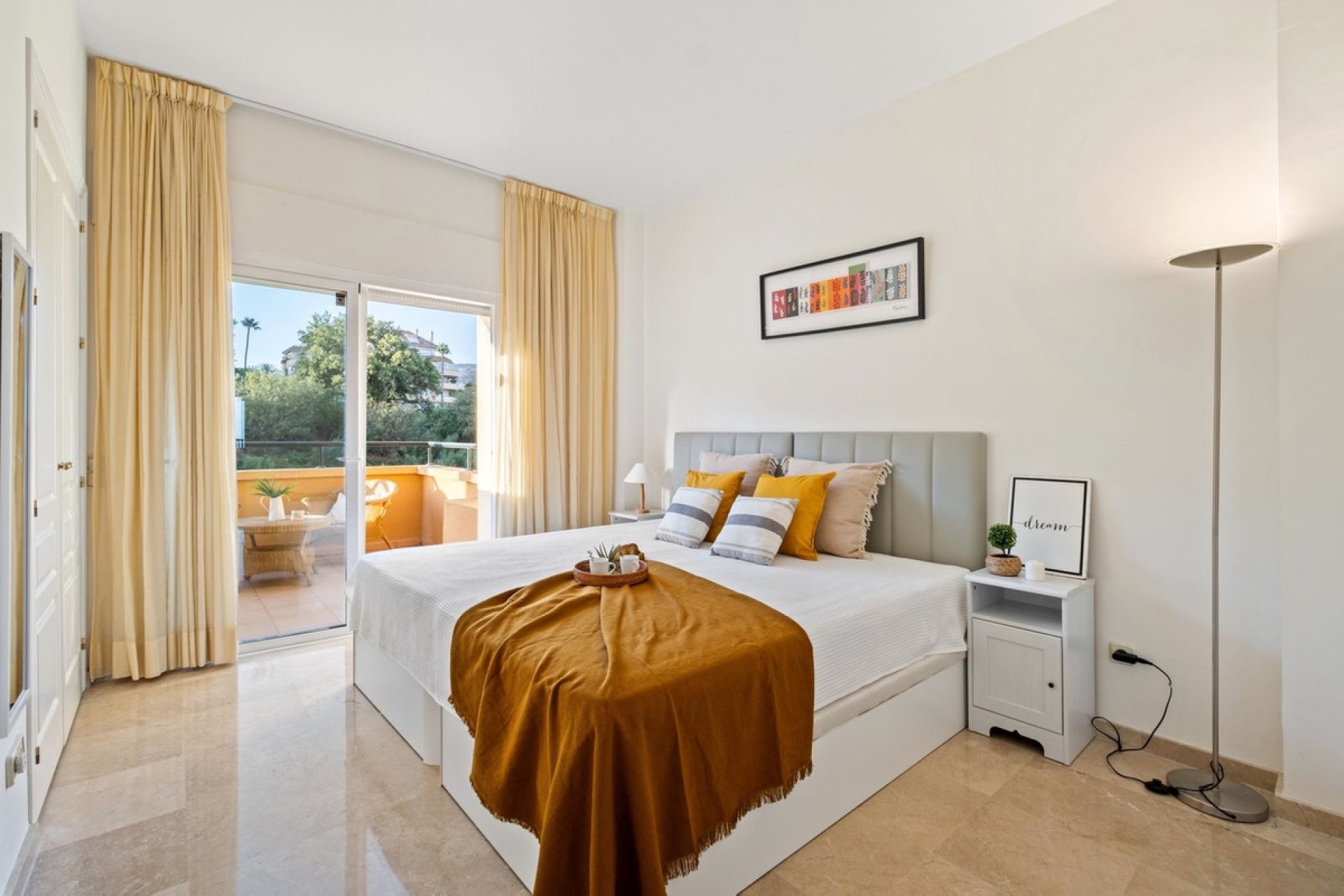 Resale - Apartment - Middle Floor Apartment - Marbella - Elviria