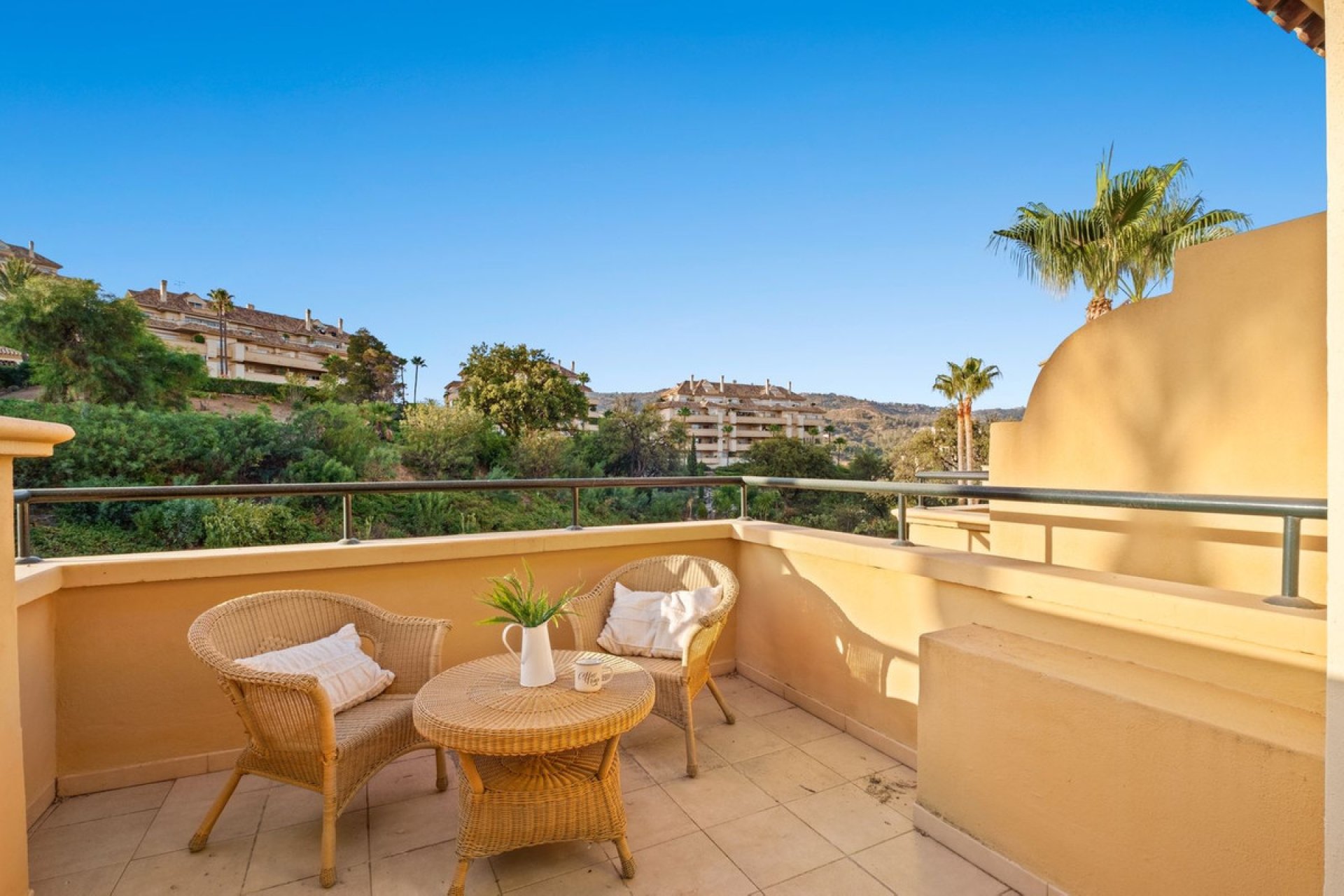 Resale - Apartment - Middle Floor Apartment - Marbella - Elviria