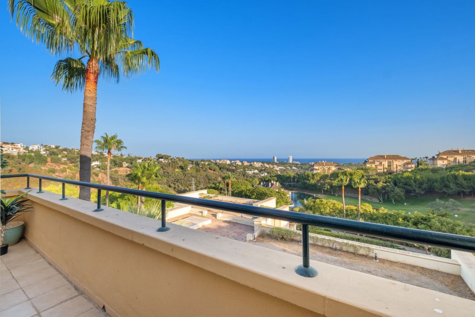 Resale - Apartment - Middle Floor Apartment - Marbella - Elviria