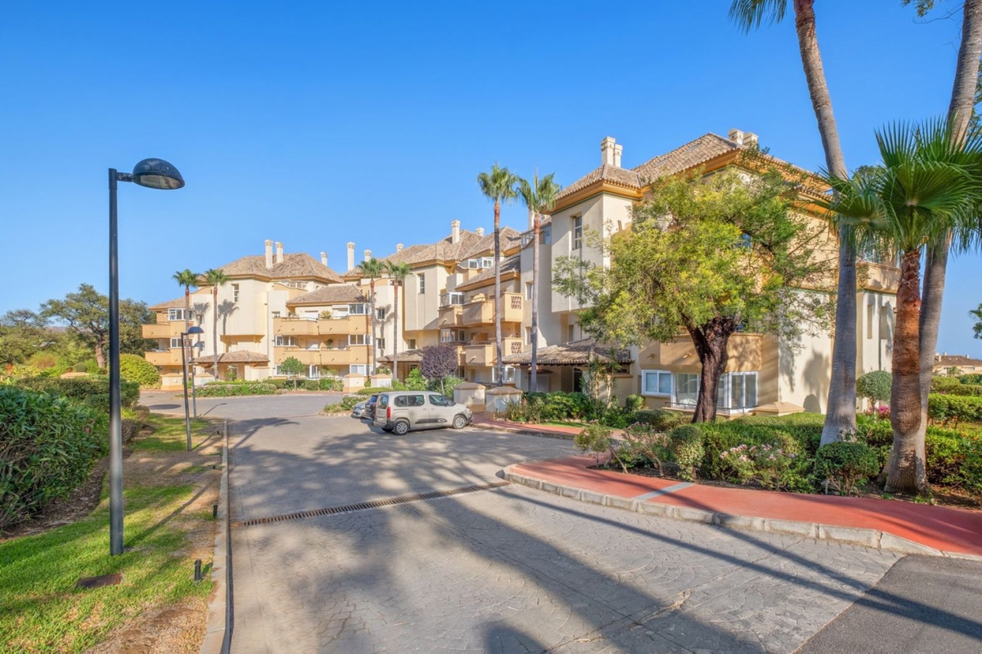 Resale - Apartment - Middle Floor Apartment - Marbella - Elviria