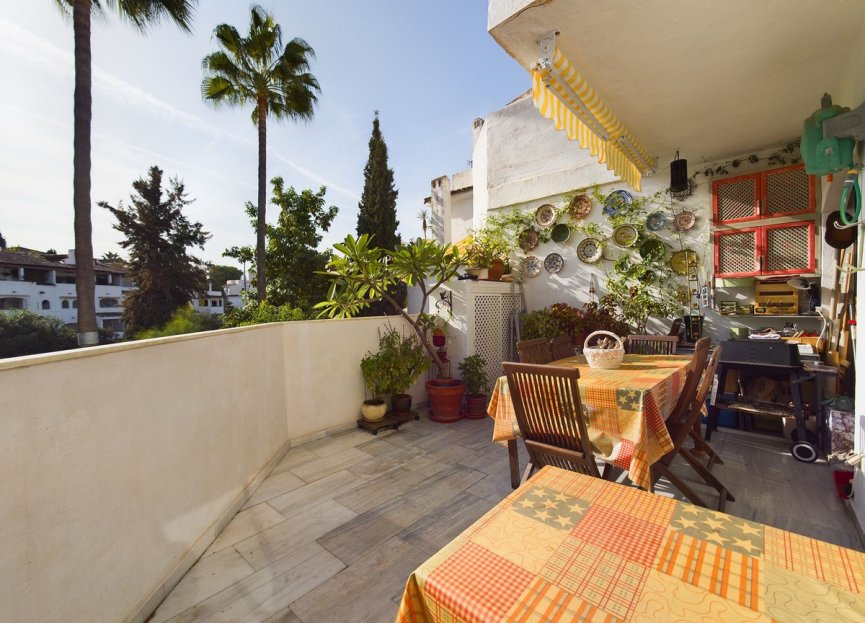 Resale - Apartment - Middle Floor Apartment - Marbella - Elviria