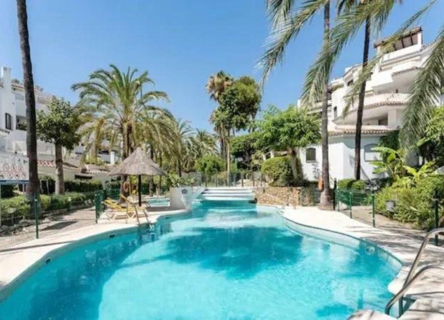 Resale - Apartment - Middle Floor Apartment - Marbella - Elviria