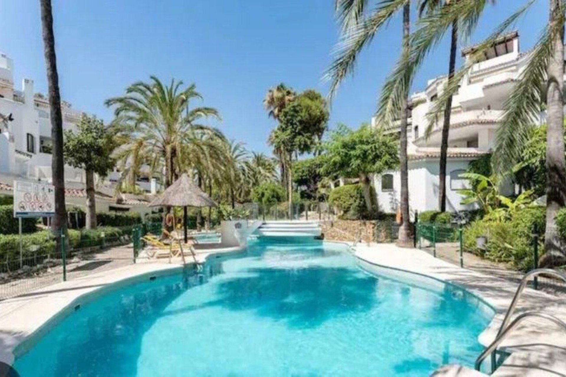 Resale - Apartment - Middle Floor Apartment - Marbella - Elviria