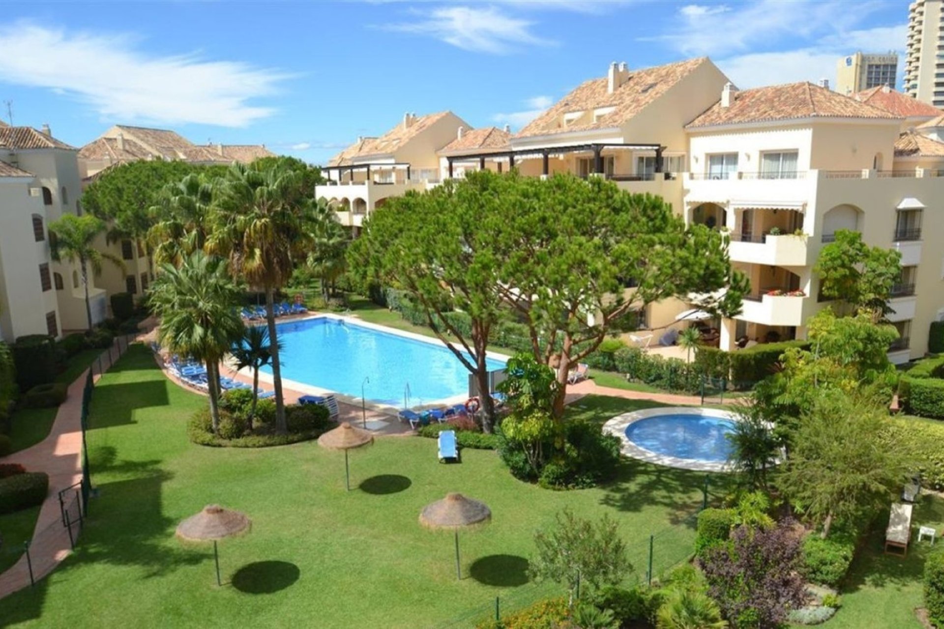 Resale - Apartment - Middle Floor Apartment - Marbella - Elviria