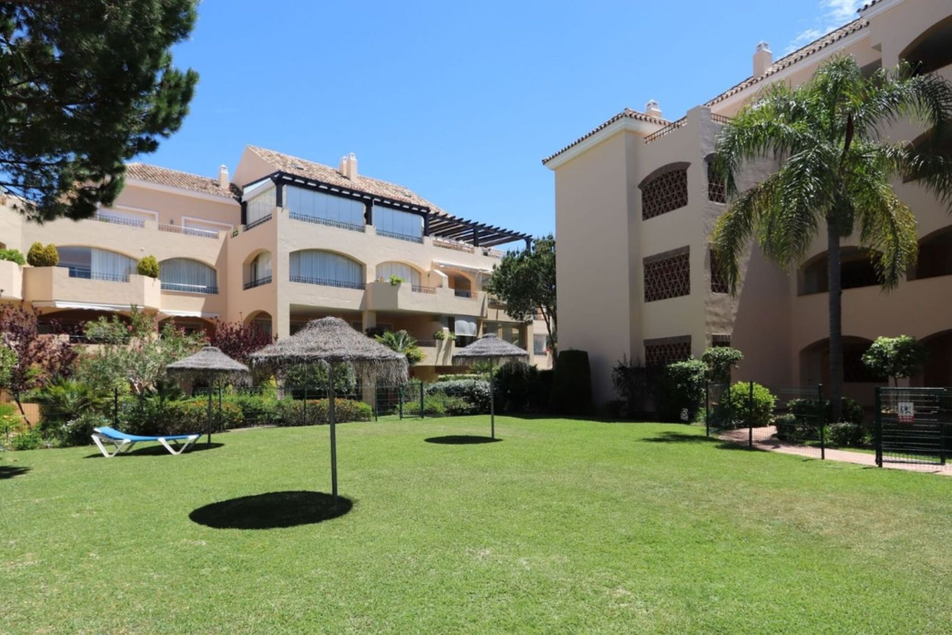 Resale - Apartment - Middle Floor Apartment - Marbella - Elviria