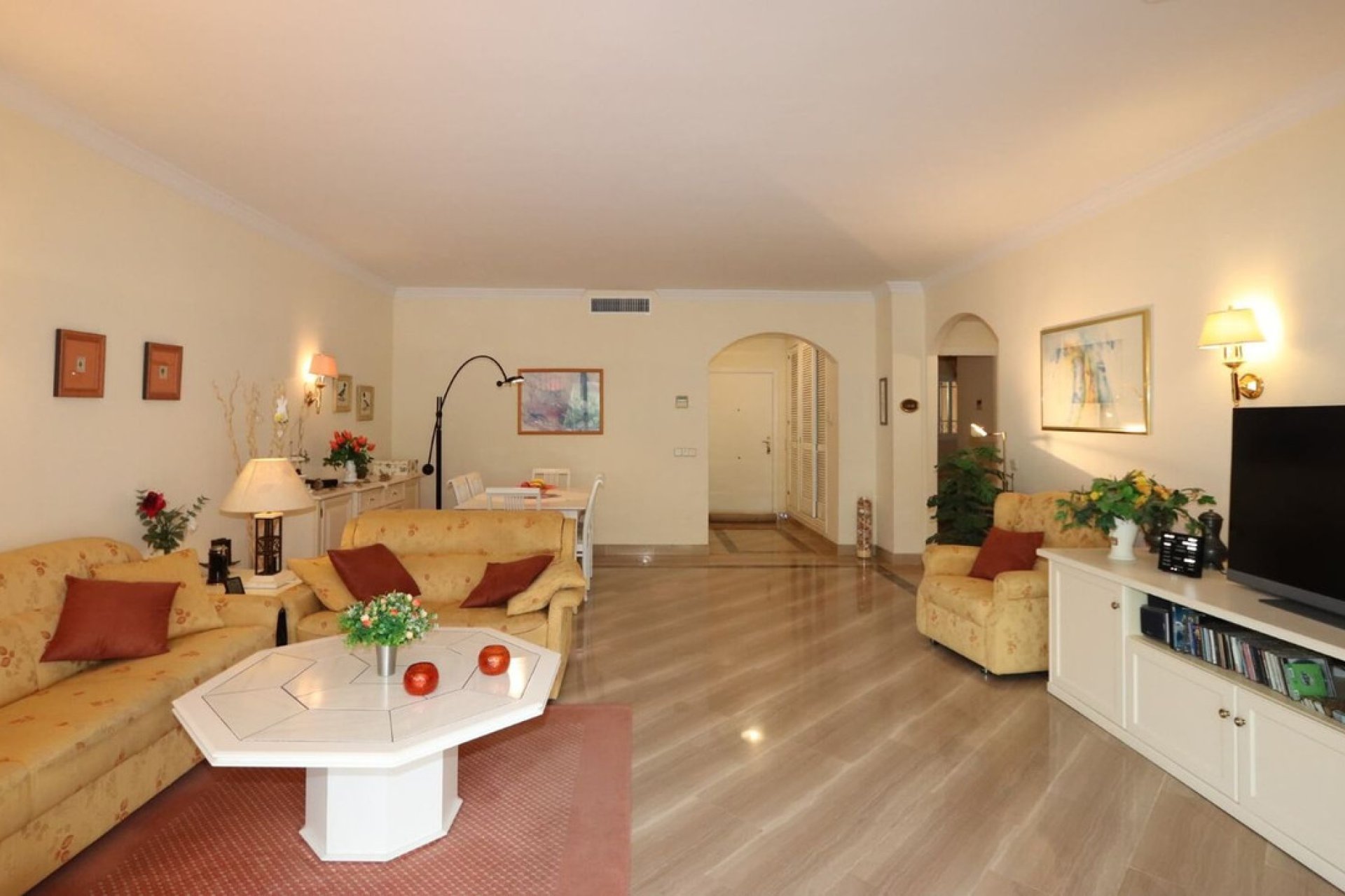 Resale - Apartment - Middle Floor Apartment - Marbella - Elviria