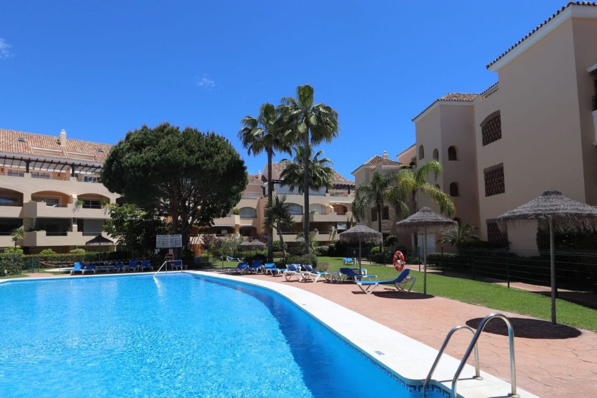 Resale - Apartment - Middle Floor Apartment - Marbella - Elviria