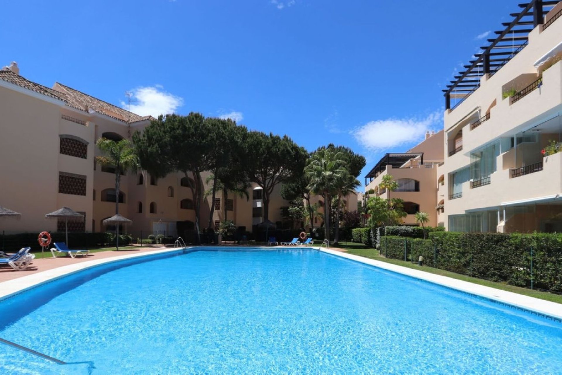 Resale - Apartment - Middle Floor Apartment - Marbella - Elviria