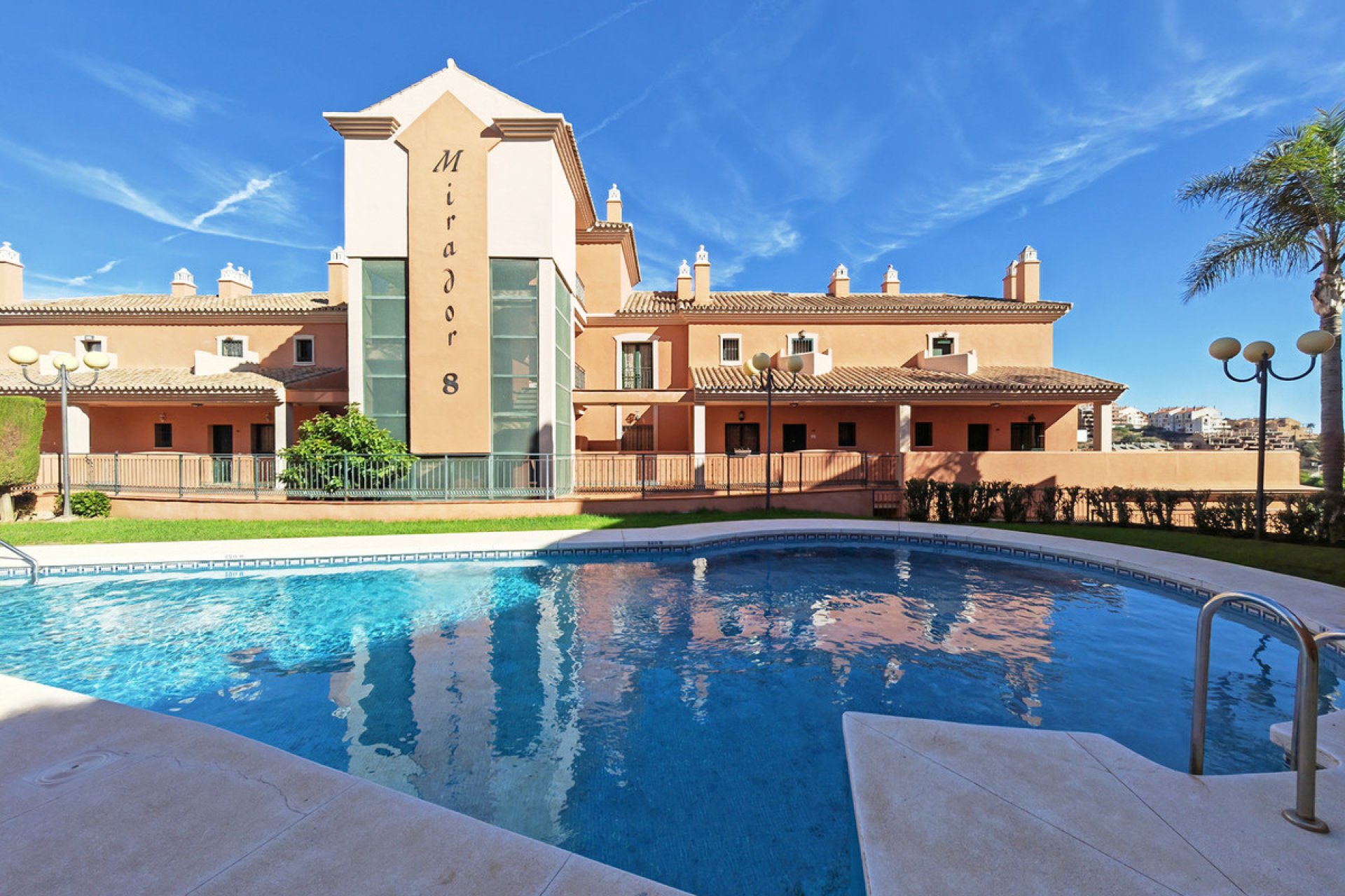 Resale - Apartment - Middle Floor Apartment - Marbella - Elviria