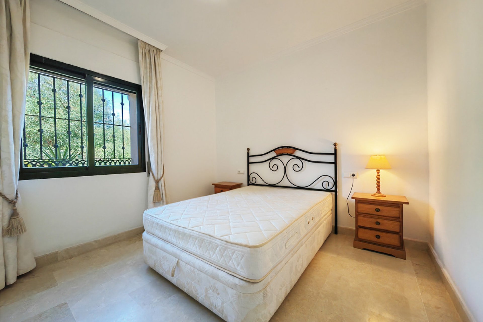 Resale - Apartment - Middle Floor Apartment - Marbella - Elviria