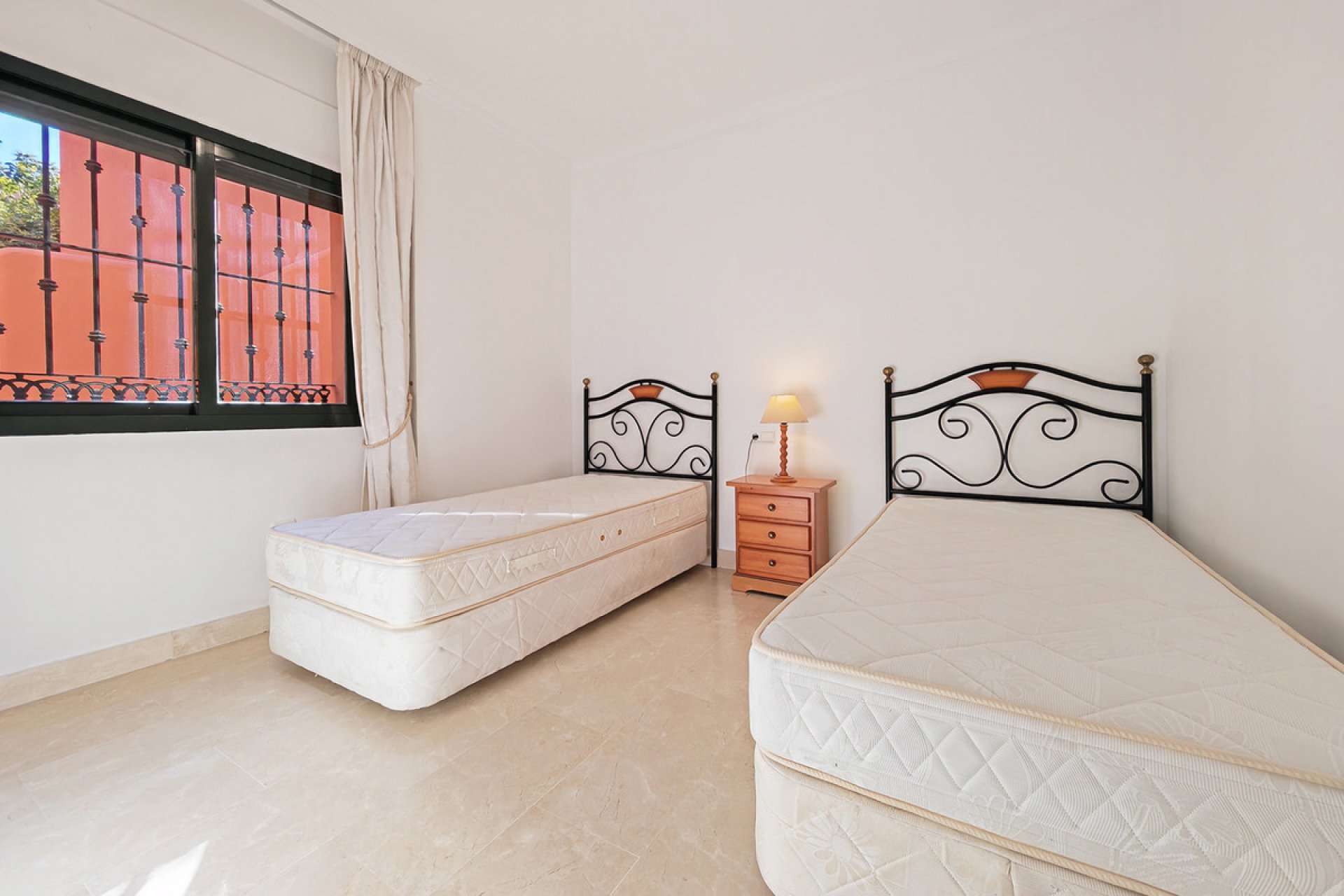 Resale - Apartment - Middle Floor Apartment - Marbella - Elviria