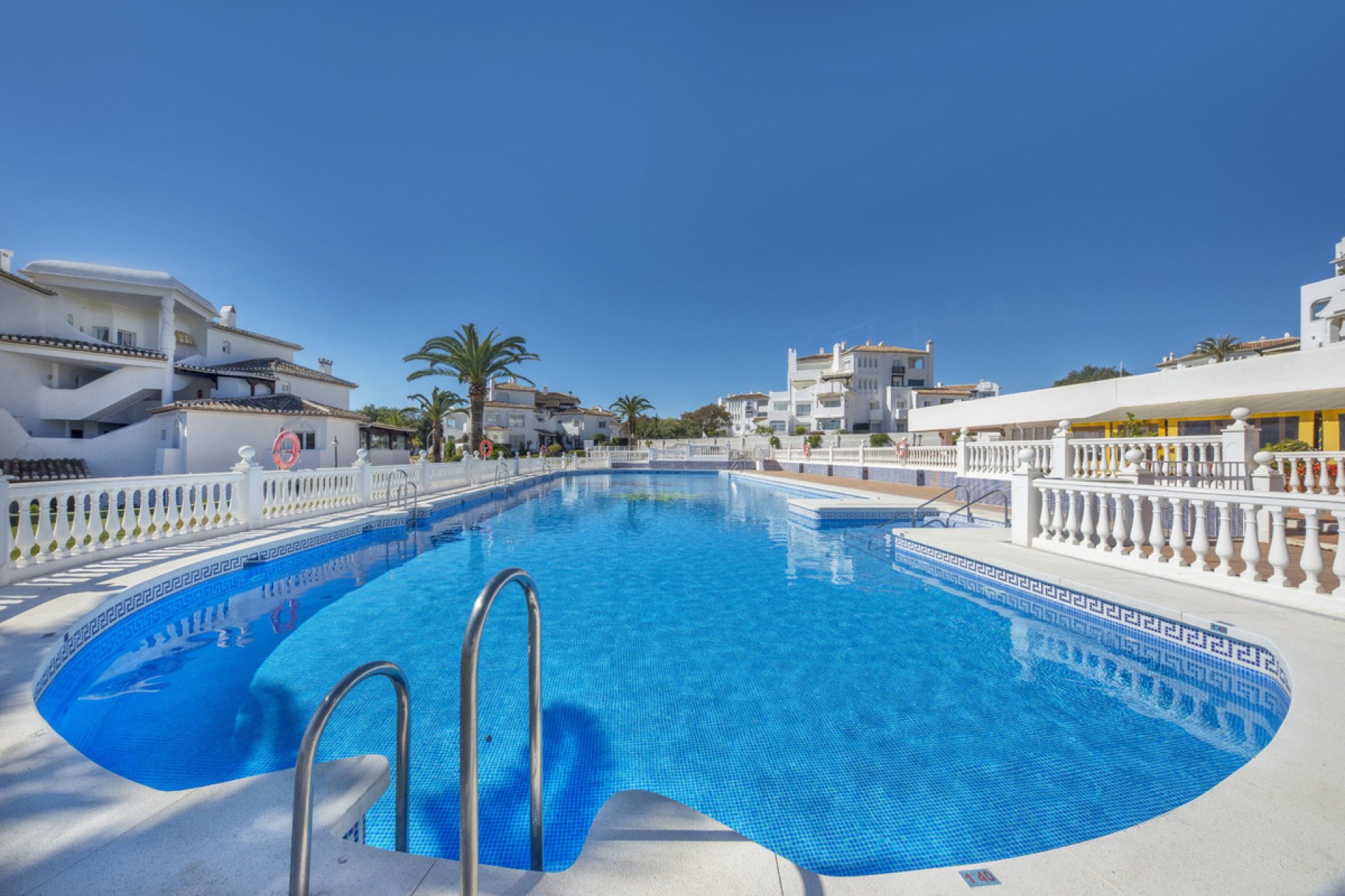 Resale - Apartment - Middle Floor Apartment - Marbella - Elviria