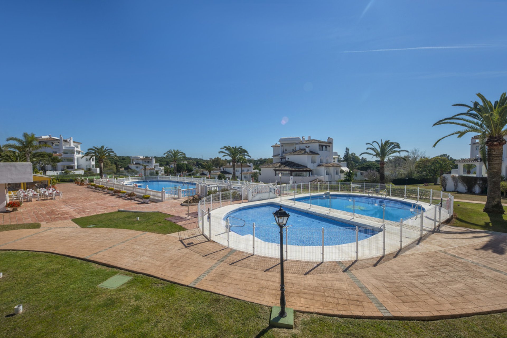 Resale - Apartment - Middle Floor Apartment - Marbella - Elviria