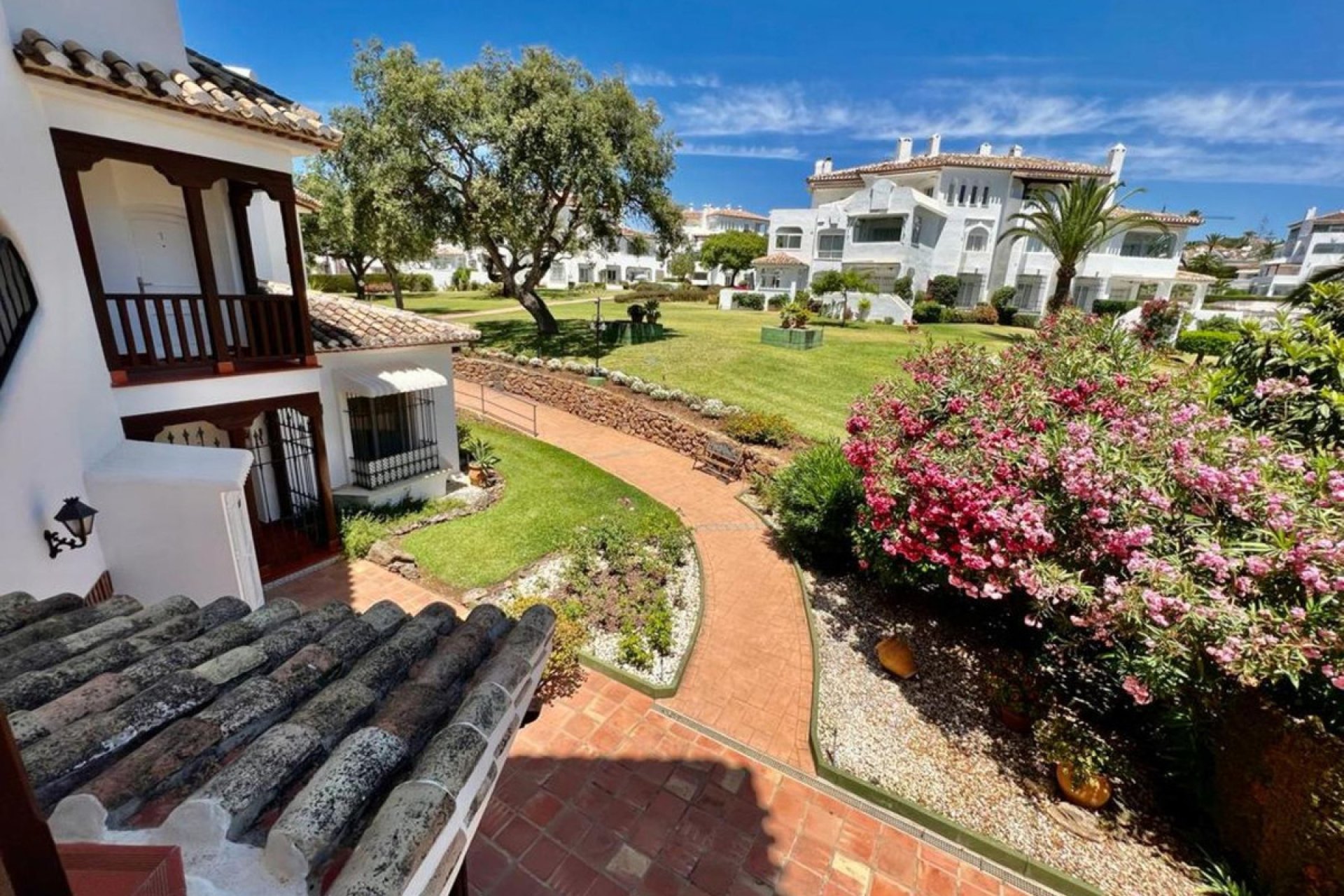 Resale - Apartment - Middle Floor Apartment - Marbella - Elviria