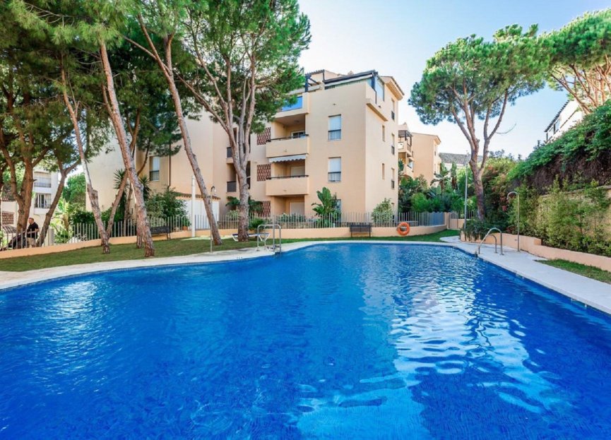 Resale - Apartment - Middle Floor Apartment - Marbella - Elviria