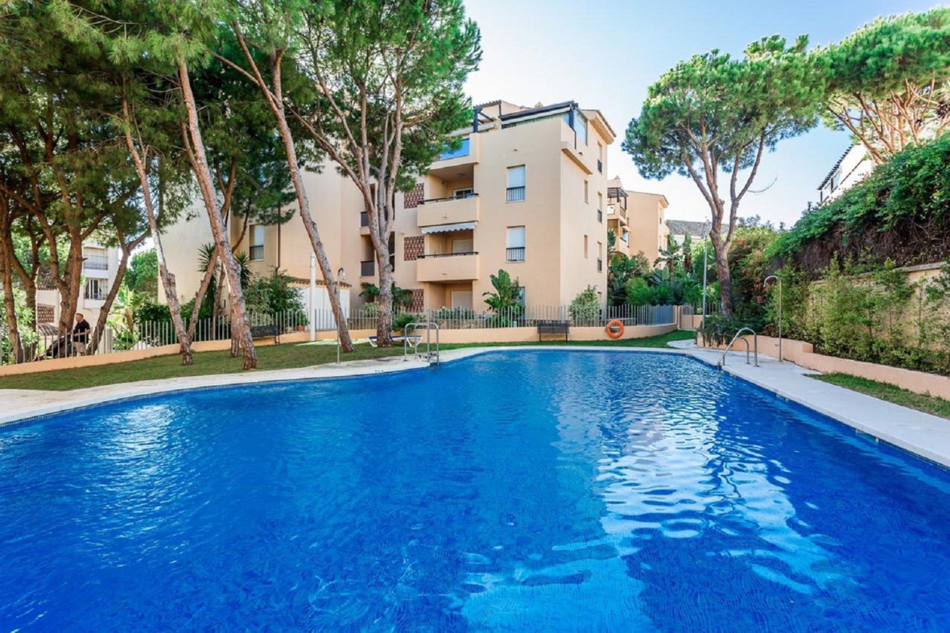 Resale - Apartment - Middle Floor Apartment - Marbella - Elviria