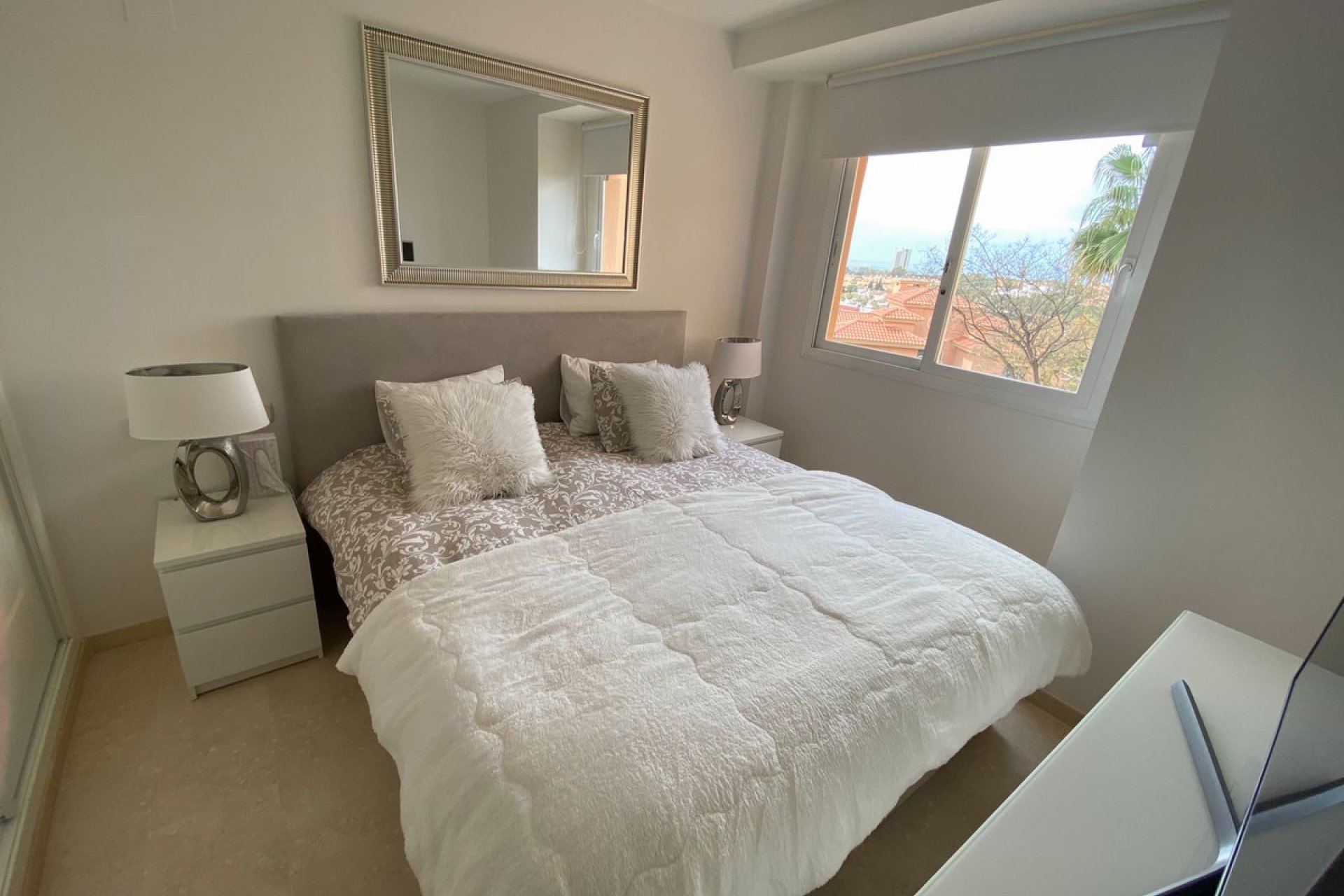 Resale - Apartment - Middle Floor Apartment - Marbella - Elviria