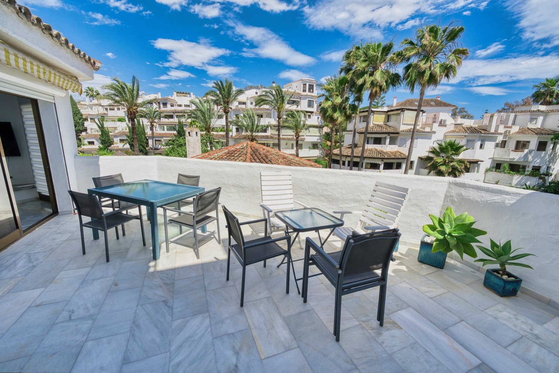 Resale - Apartment - Middle Floor Apartment - Marbella - Elviria