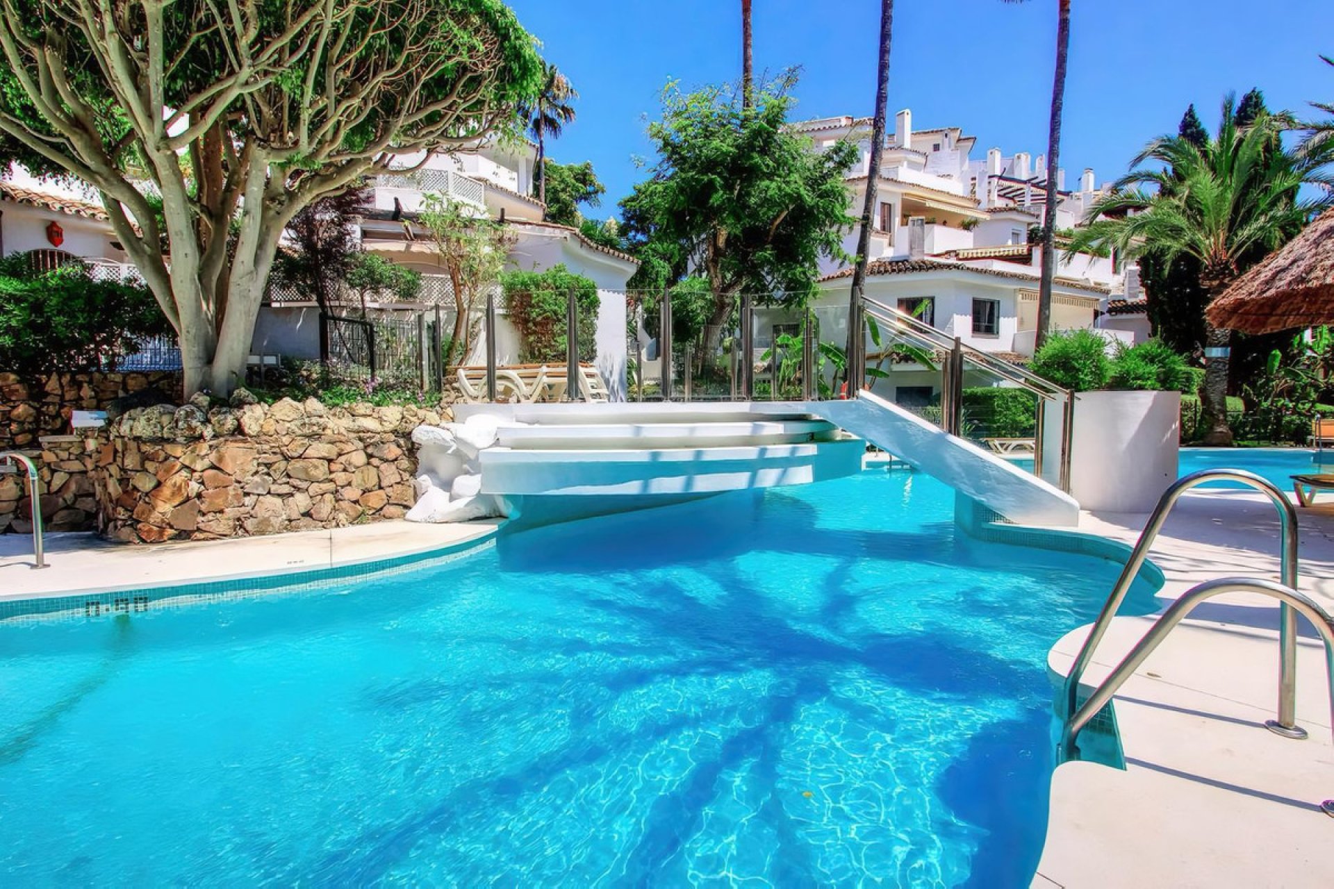 Resale - Apartment - Middle Floor Apartment - Marbella - Elviria