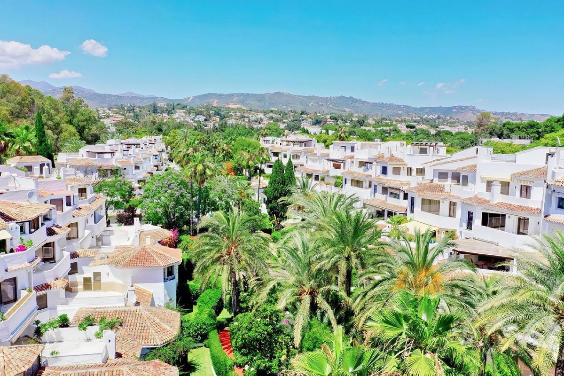 Resale - Apartment - Middle Floor Apartment - Marbella - Elviria