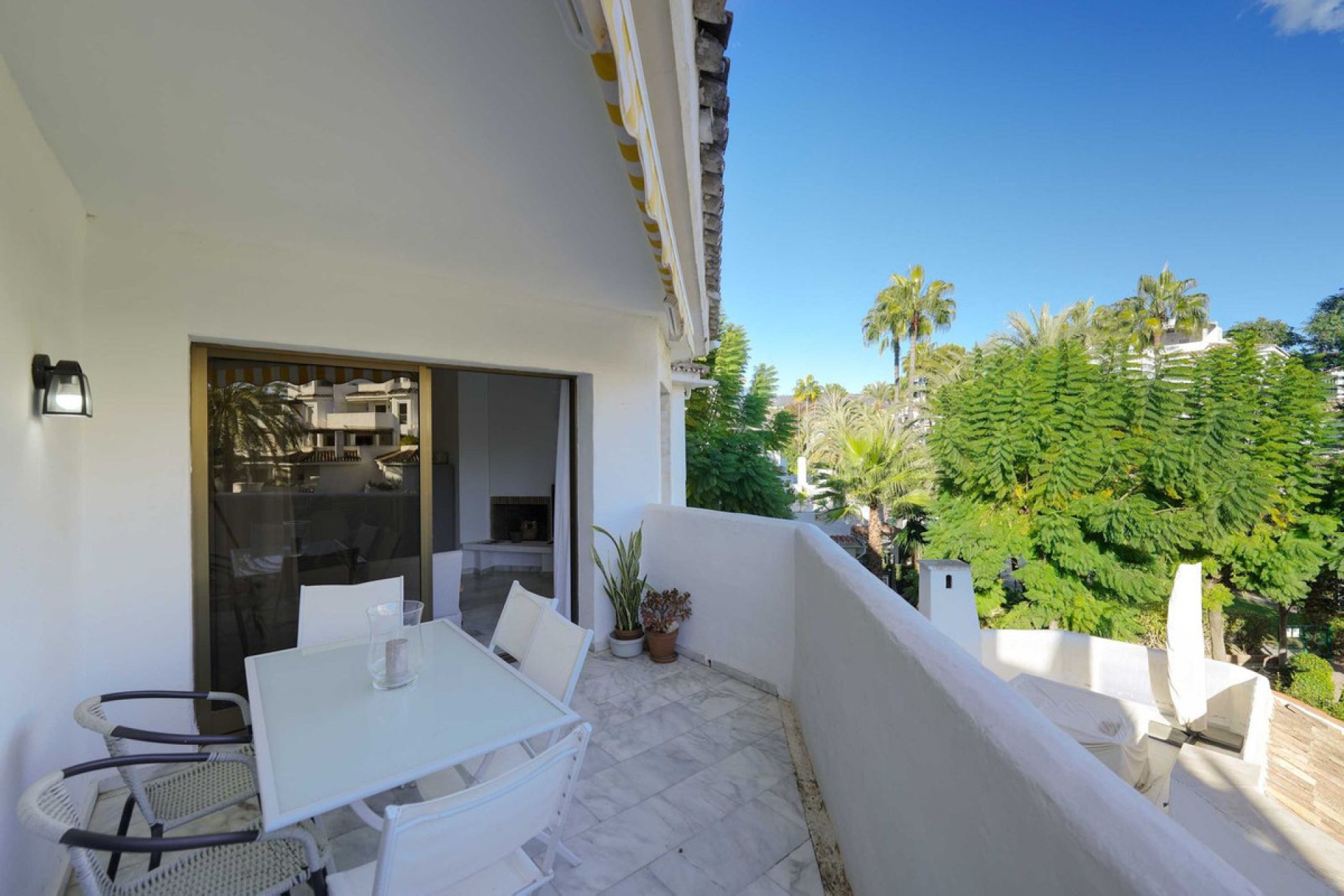 Resale - Apartment - Middle Floor Apartment - Marbella - Elviria