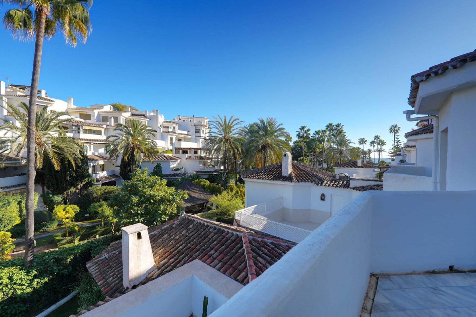 Resale - Apartment - Middle Floor Apartment - Marbella - Elviria