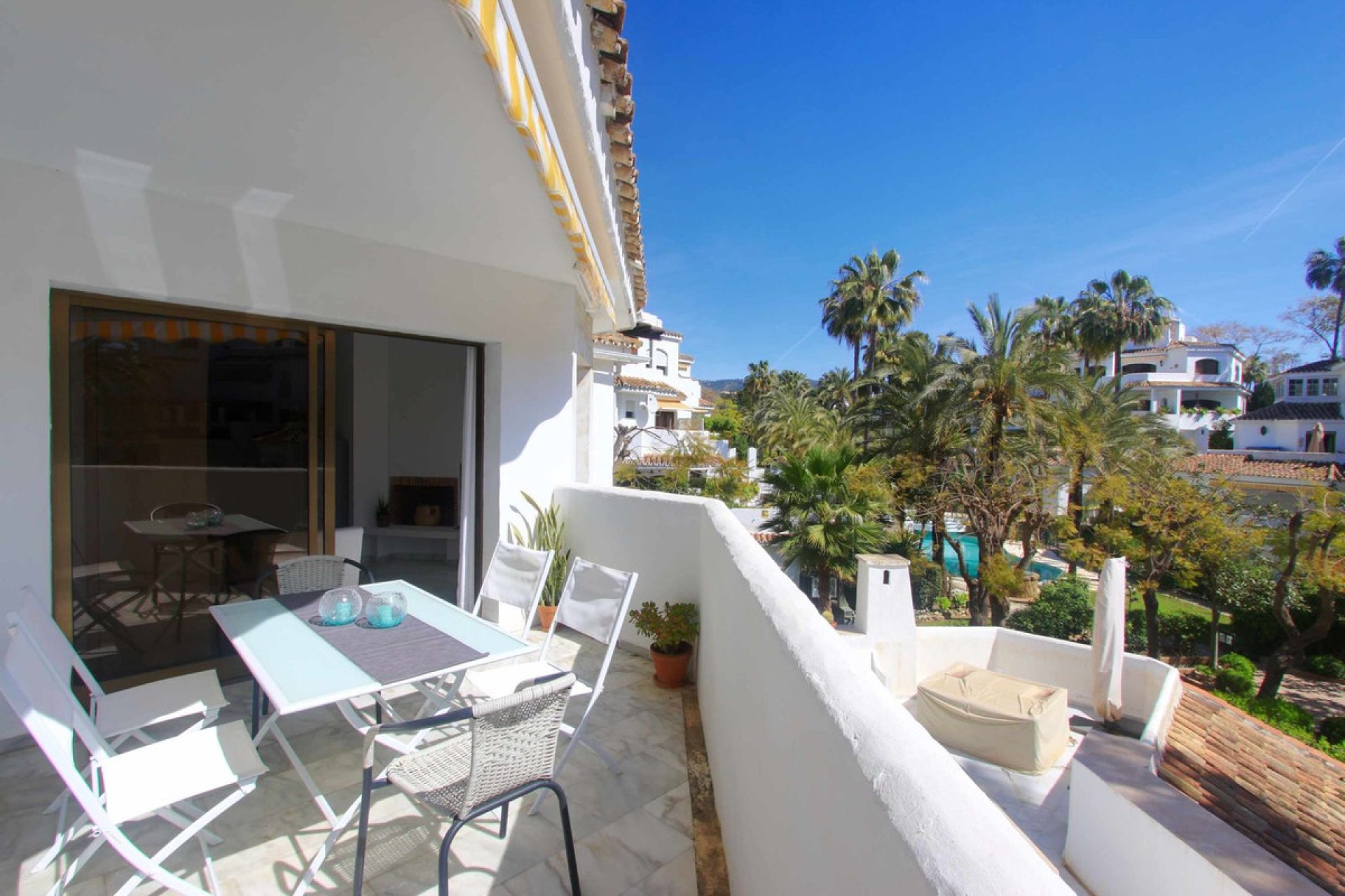 Resale - Apartment - Middle Floor Apartment - Marbella - Elviria