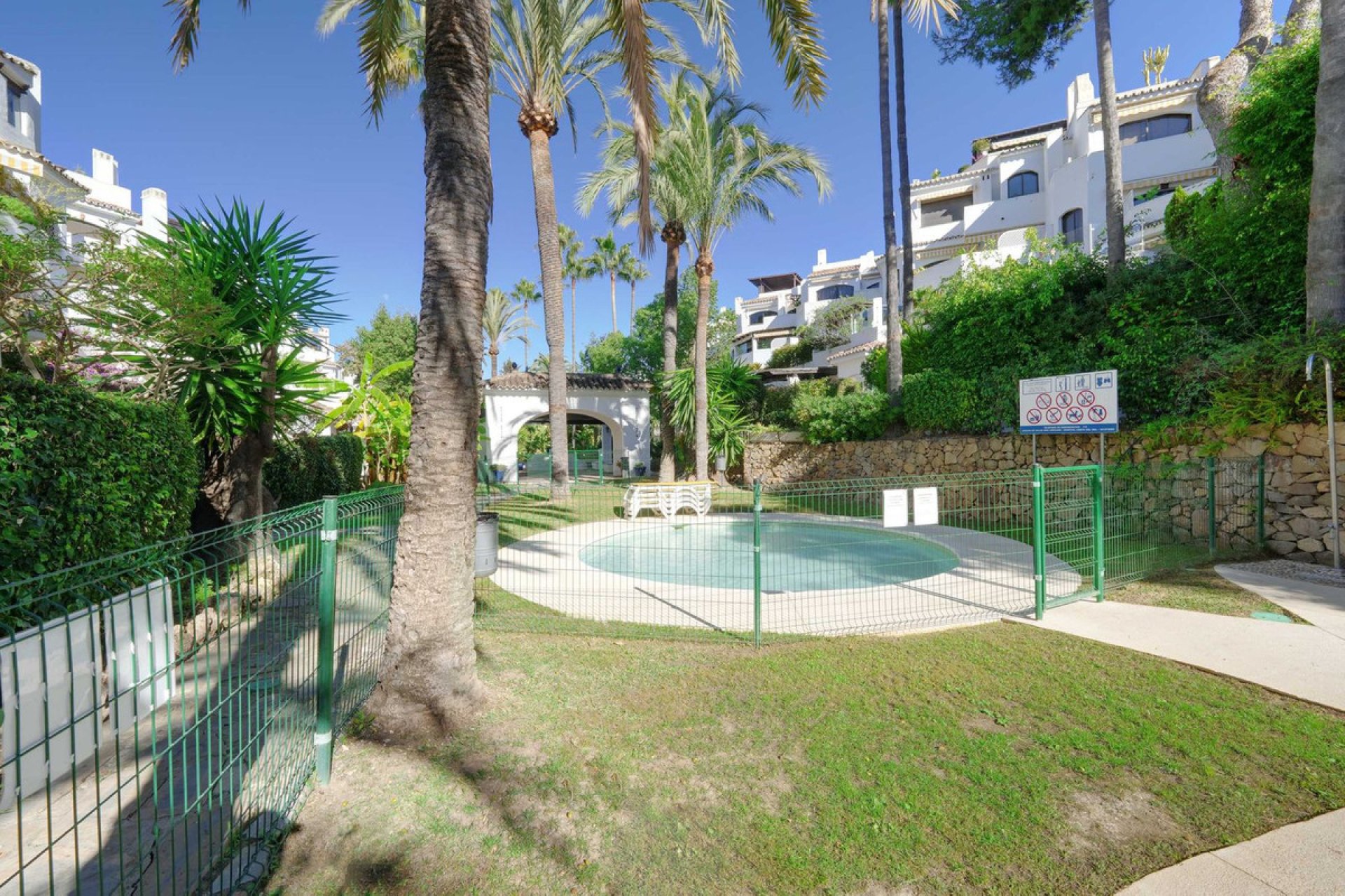 Resale - Apartment - Middle Floor Apartment - Marbella - Elviria