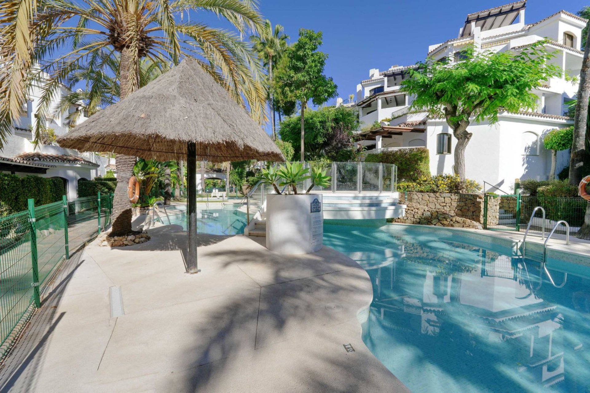 Resale - Apartment - Middle Floor Apartment - Marbella - Elviria