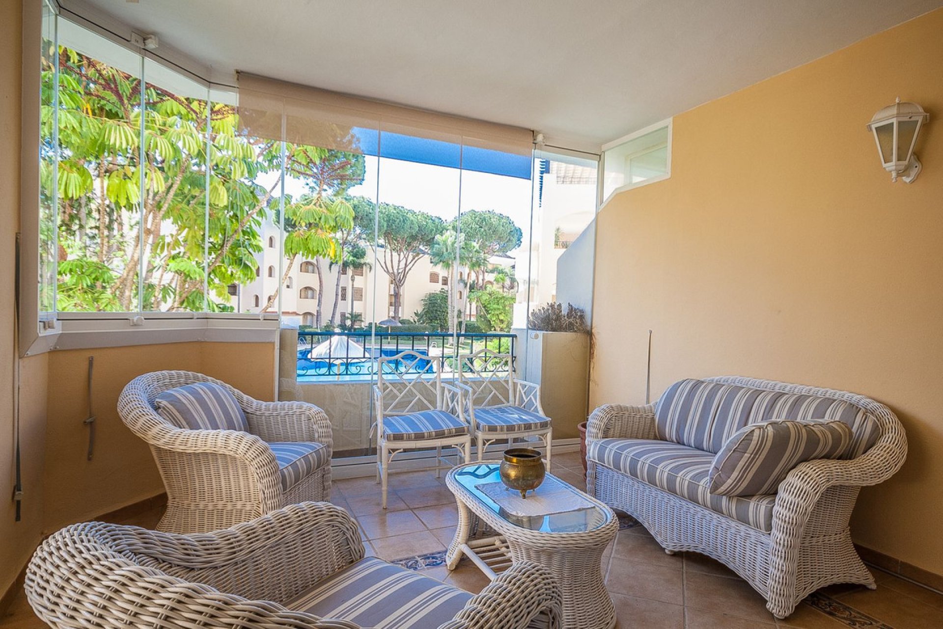 Resale - Apartment - Middle Floor Apartment - Marbella - Elviria