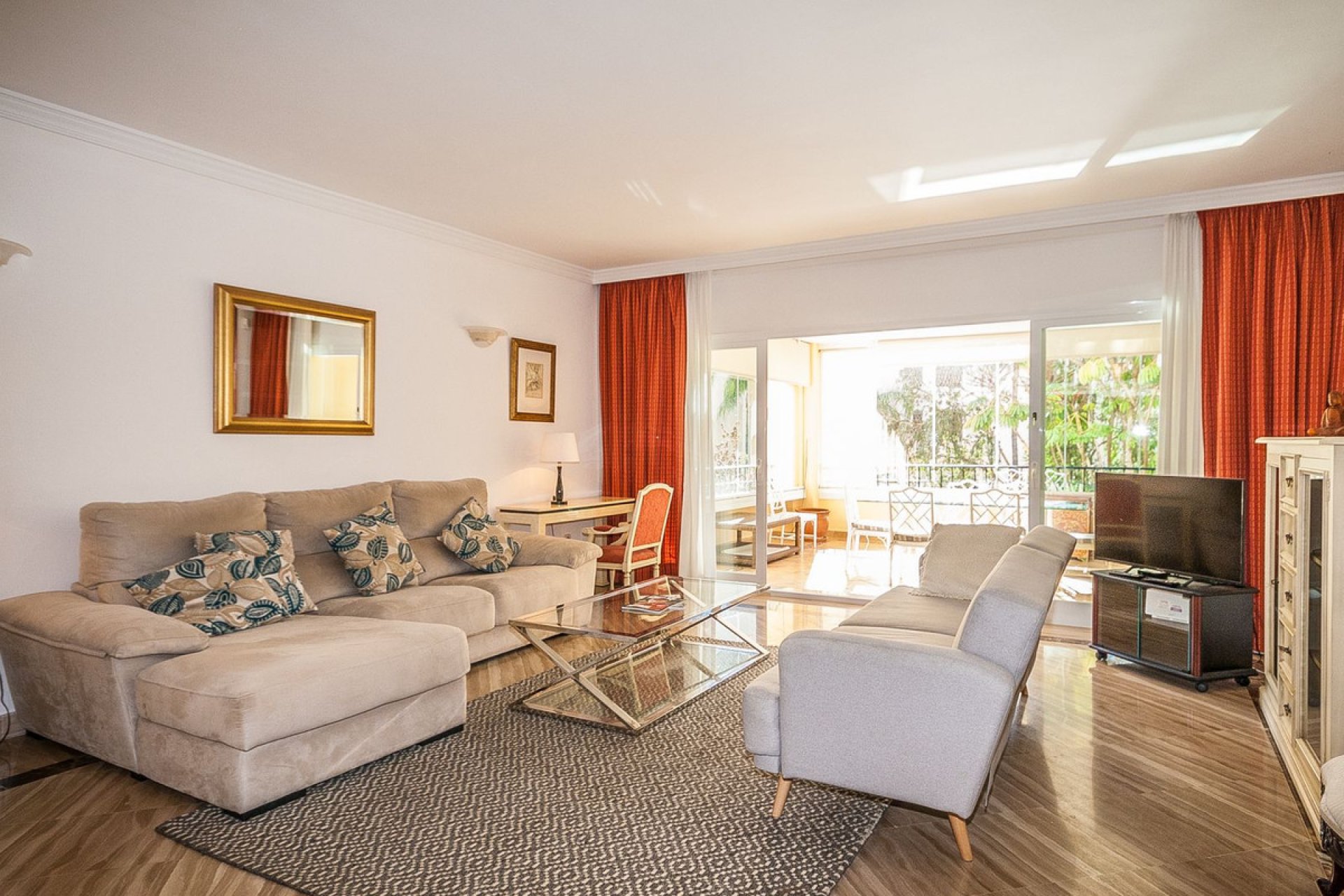 Resale - Apartment - Middle Floor Apartment - Marbella - Elviria