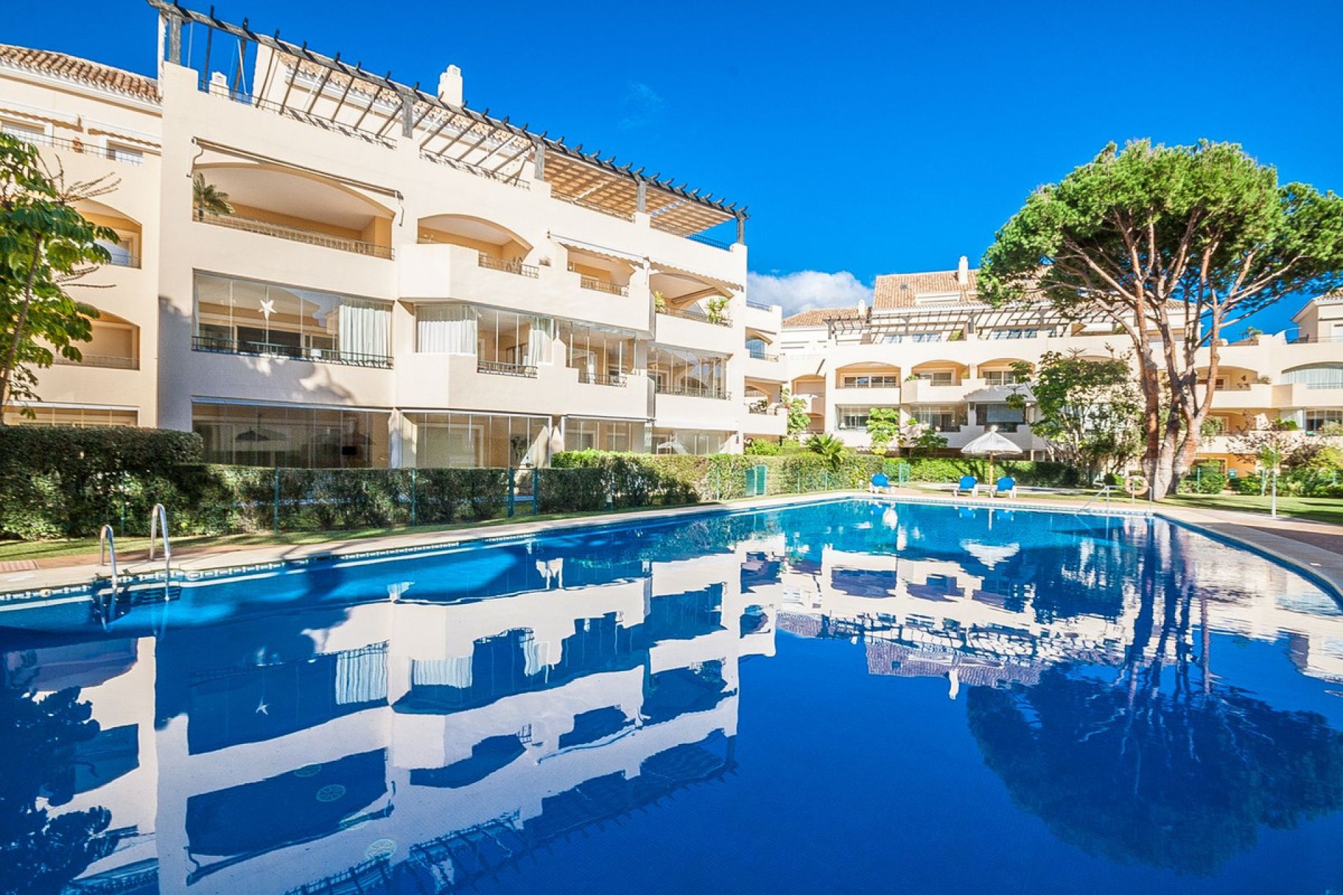 Resale - Apartment - Middle Floor Apartment - Marbella - Elviria