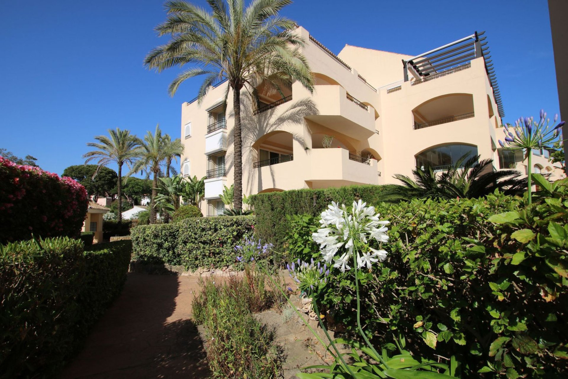 Resale - Apartment - Middle Floor Apartment - Marbella - Elviria