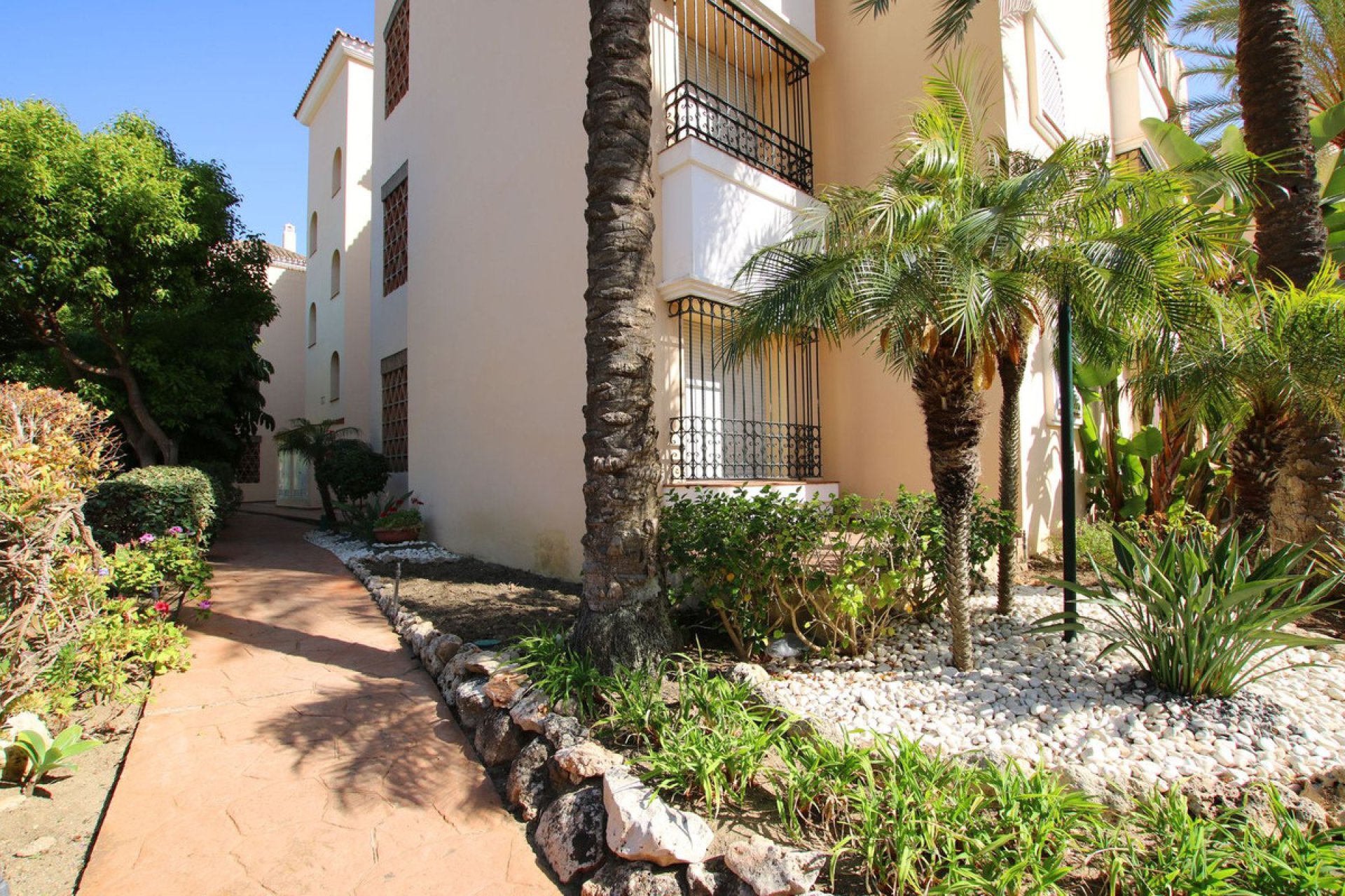 Resale - Apartment - Middle Floor Apartment - Marbella - Elviria