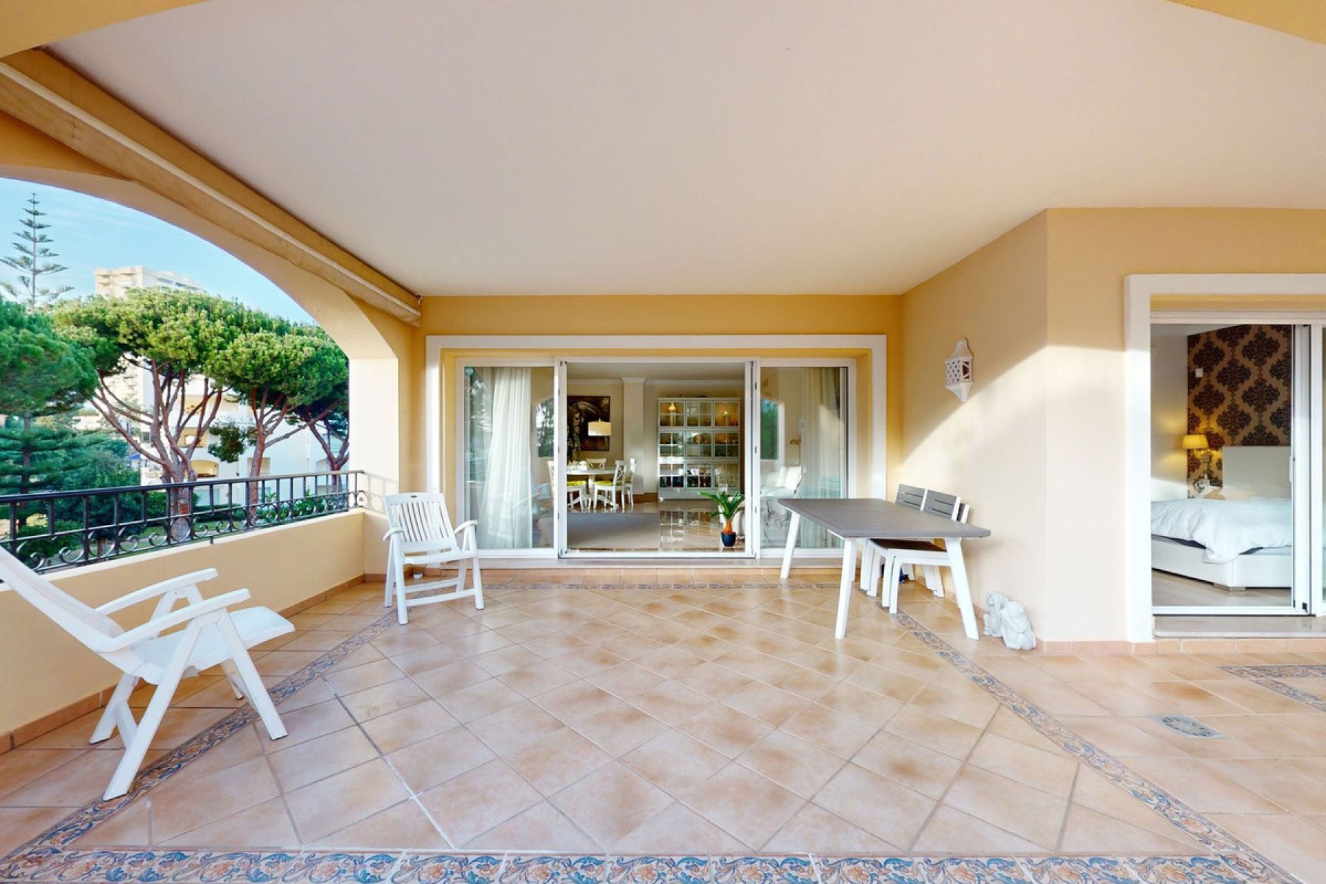 Resale - Apartment - Middle Floor Apartment - Marbella - Elviria