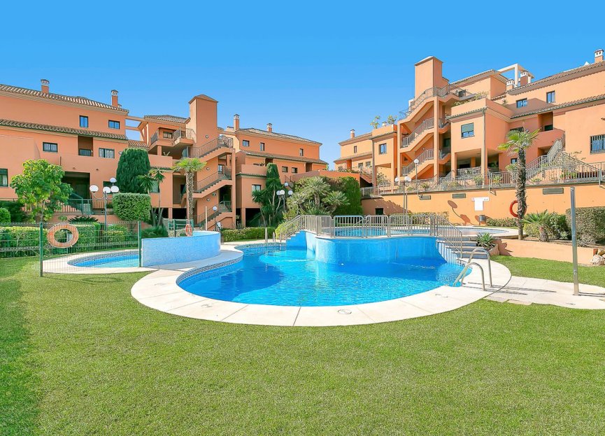 Resale - Apartment - Middle Floor Apartment - Marbella - Elviria