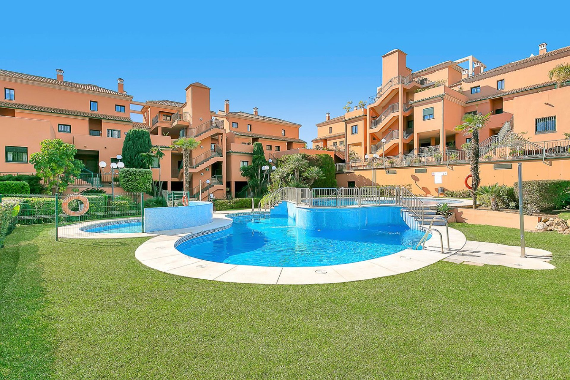 Resale - Apartment - Middle Floor Apartment - Marbella - Elviria