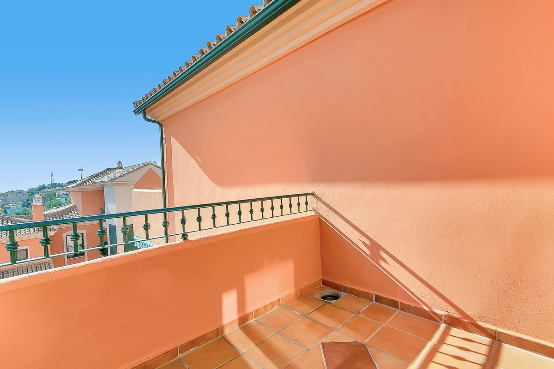 Resale - Apartment - Middle Floor Apartment - Marbella - Elviria