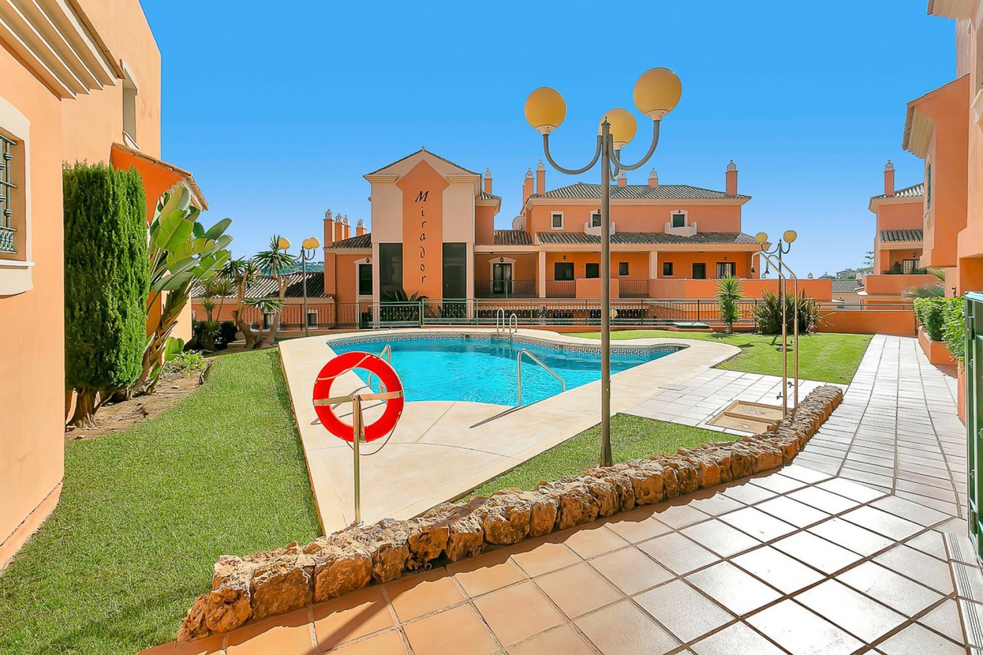 Resale - Apartment - Middle Floor Apartment - Marbella - Elviria